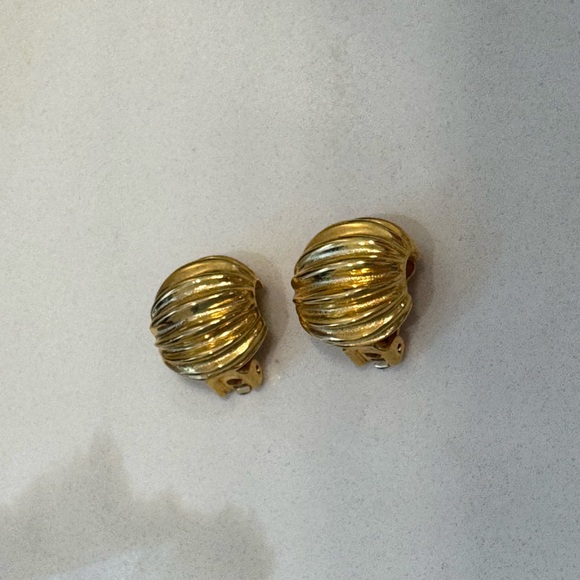 KENNETH JAY LANE RIBBED CLIP ON HOOP EARRINGS - Picture 2 of 5